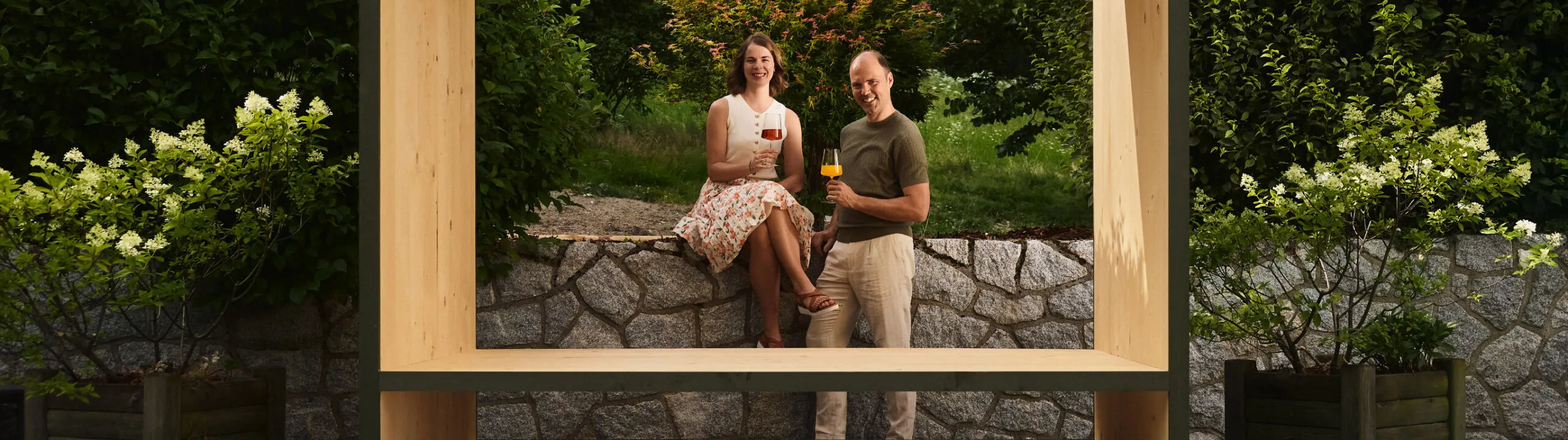 Kathy und Gerd, die Gastgeber des AUI Hotels, entspannen in ihrem Holzhaus und vermitteln eine herzliche und einladende Atmosphäre.