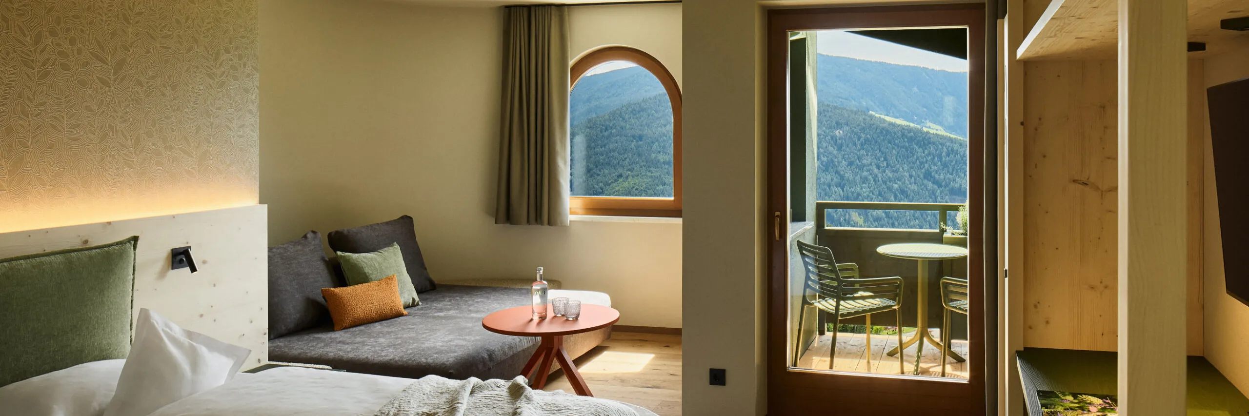 Appartamento AUI con un letto e una finestra affacciata sul suggestivo paesaggio montano di Maranza.