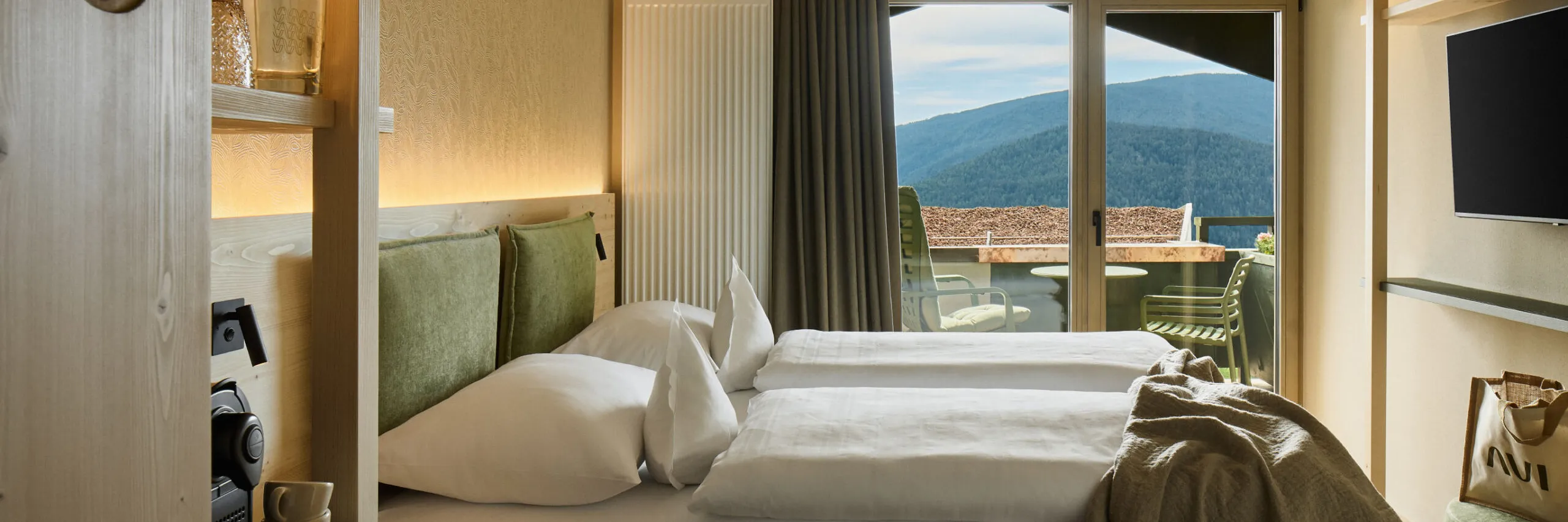 AUI hotel room in Maranza with one double bed, designed for relaxation and comfort.