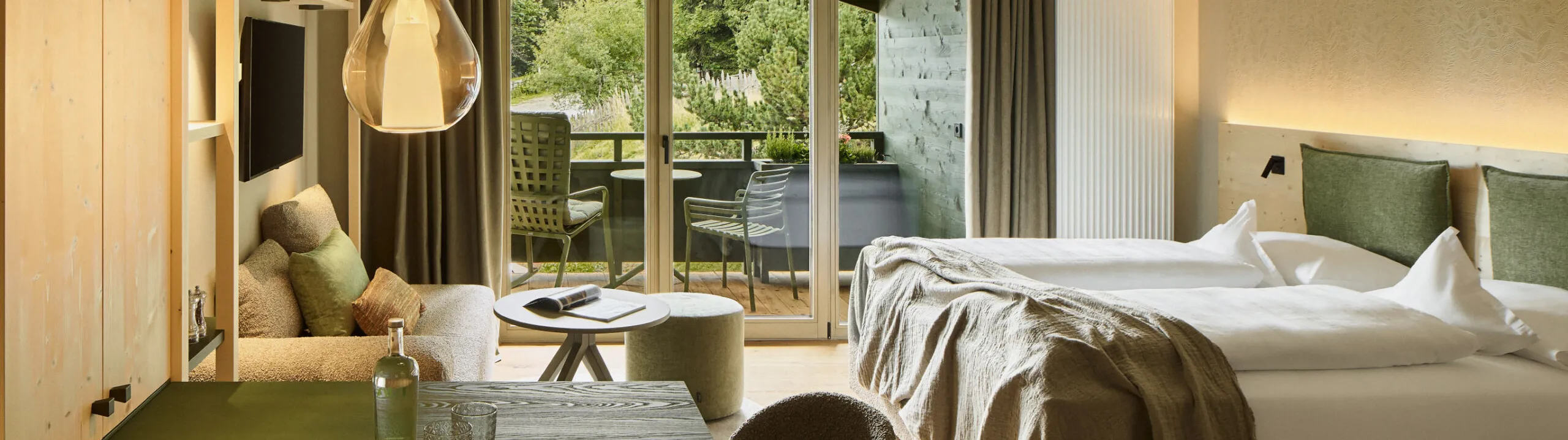 Appartamento AUI con letto, tavolo e finestra, pensato per offrire comfort e relax.