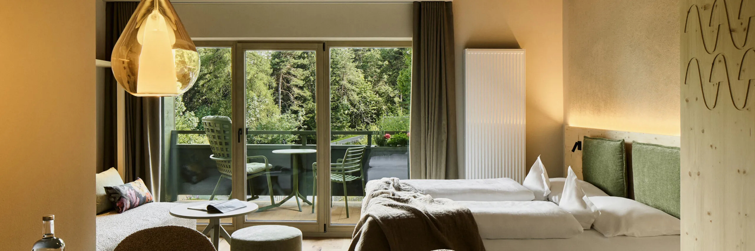 Innenansicht eines AUI Apartments mit Bett, Esstisch und Stühlen, die den Gästen Komfort bieten.